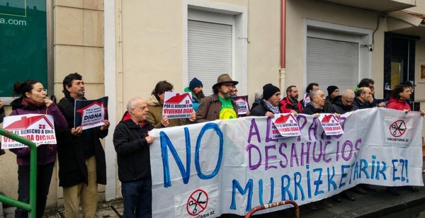 Concnetración delante de la casa del desahucio