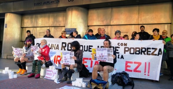 Momento de la movilización frente a la delegación del Gobierno Vasco en Bilbao