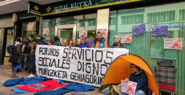 Momento de la concentración frente a la sucursal bancaria