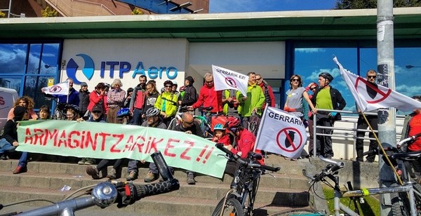 Momento de la marcha en bici contra la guerra y la industria militar delante de la empresa ITPAero