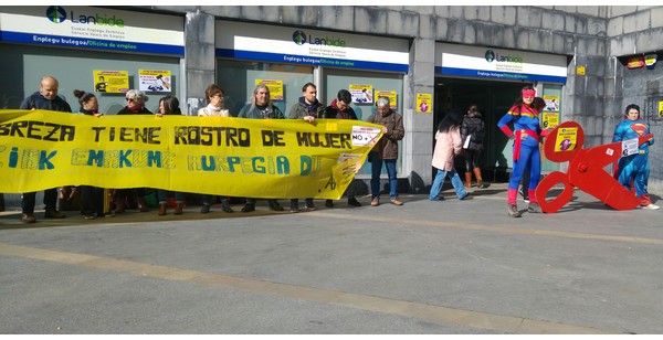 Momento de la concentración frente a las oficinas de Lanbide en Barakaldo