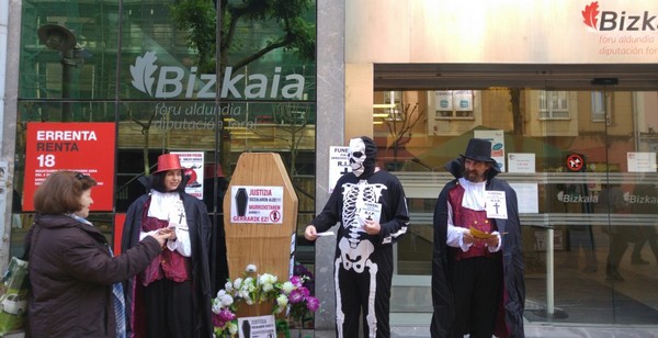 Mesa informativa dentro de la campaña de objeción fiscal en Barakaldo