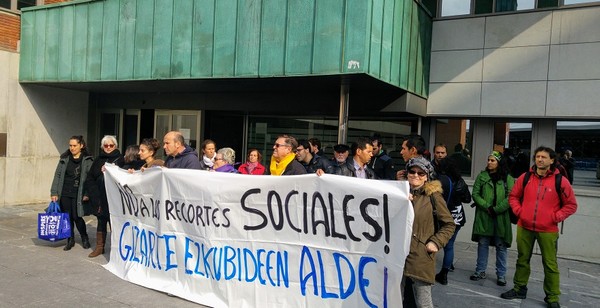 Momento de la concentración frente al Ayuntamiento de Barakaldo