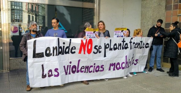 Momento de la concentración delante de las oficinas del Ararteko