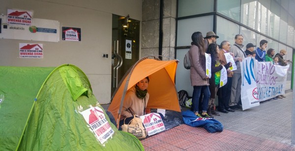 momneto de la protesta delante de las oficinas de Alokabide en Bilbo