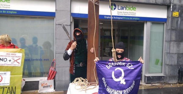 Momento de la concentración frente a la oficina de Lanbide