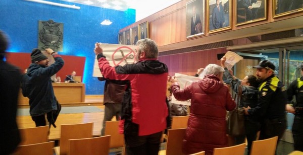 Momento de la protesta en el Ayuntamiento