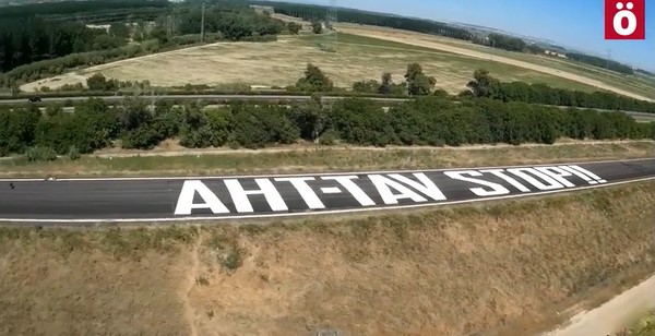 pintada en la carretera No TAV