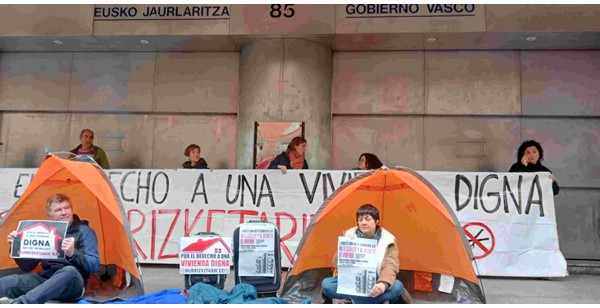 Momneto de la concentración de protesta frente al Gobierno Vasco