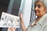 Olga Márquez mostrando una fotografía del desaparecido Luis Arédez, marido (...)