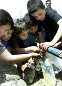 Niños recogiendo agua