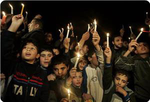 Nios palestinos con velas