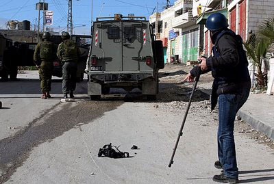 periodista con la cmara destrozada por los soldados israeles