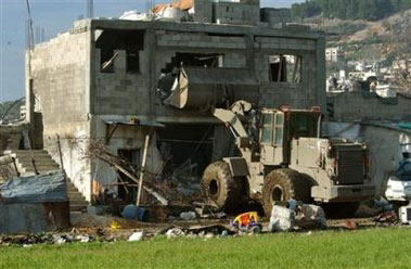 bulldozer derribando una casa