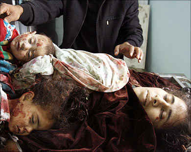 MAdre con nios muertos en Gaza