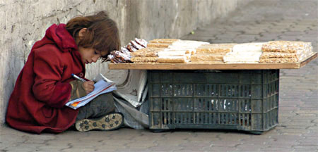 nia vendedora estudiando