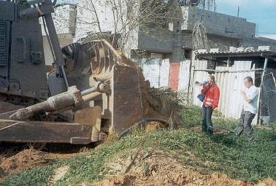 Corrie frente a la excavadora