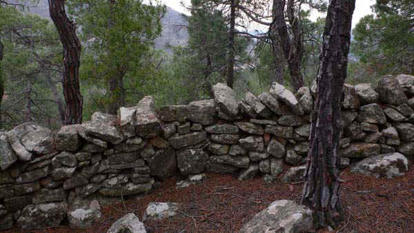 Trincheras Mora (restos parapeto).jpg (63894 bytes)