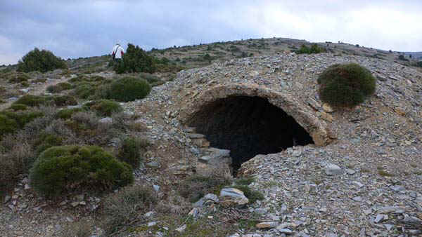 Trincheras Sarrin1 (refugio).jpg (59609 bytes)