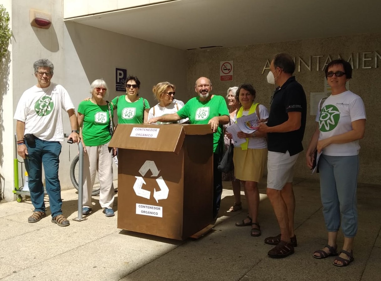 Ecologistas en Acción entrega a Beardo un contenedor para materia orgánica