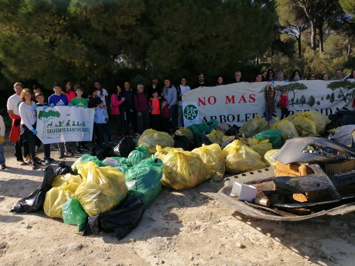 Casi un centenar de personas retiran una tonelada de basura del Rancho Linares