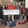 Aquí nos tienes frente a nuestra sede en una foto de 2011.