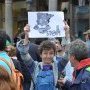 Una de las manifestantes levanta un cartel contra el TTIP. Fotografía: (...)