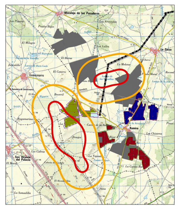 Área de campeo (contorno naranja, Kernel 95%) y centros de actividad (contorno rojo, Kernel 50%) de la avutarda en el entorno de La Zarza, Ramiro y Gomeznarro (Valladolid). Base cartográfica 1:50.000 del Instituto Geográfico Nacional. Los polígonos grises y en color representan los proyectos de instalaciones fotovoltaicas Olmedo 1, 2 y 3. La línea negra discontinua representa a la línea eléctrica de evacuación del proyecto Gomeznarro-Olmedo Renovables.
