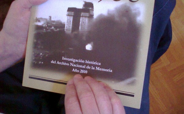 Cubierta del libro Memoria oficial bombardeo de Plaza de Mayo del 16 de junio de 1955