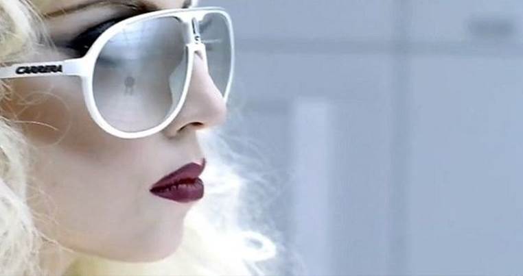 Foto:  Lady Gaga con unas gafas Carrera en el videoclip 'Bad Romance'