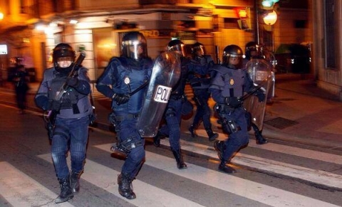 El Partido Comunista de Aragón, condena contundentemente la actitud de las  Unidades  de Intervención Policial  de  la  Policía  Nacional,  a  las  órdenes  del  Delegado del Gobierno en Aragón, Gustavo Alcalde.